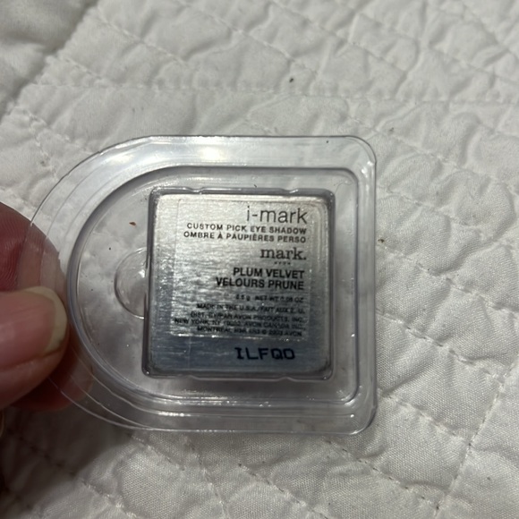 AVON mark unused eyeshadow palette- color- plum Velvet - Picture 2 of 2